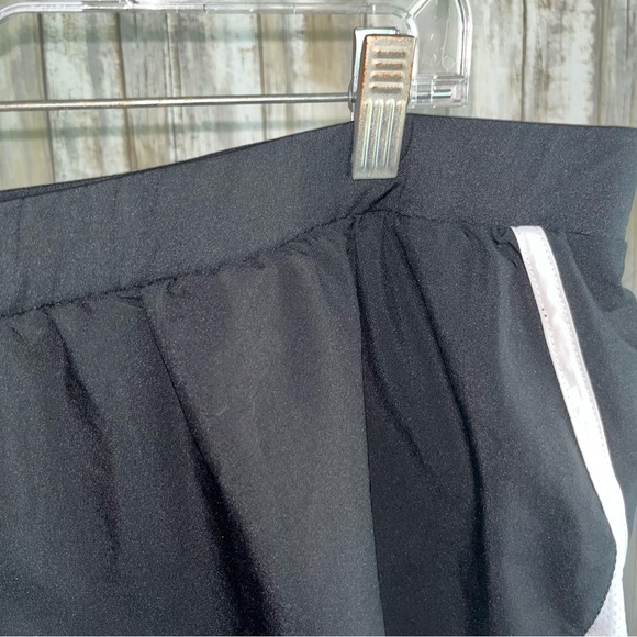 Under Armor Black & White 2.0 Fly By Shorts - Picture 5 of 7